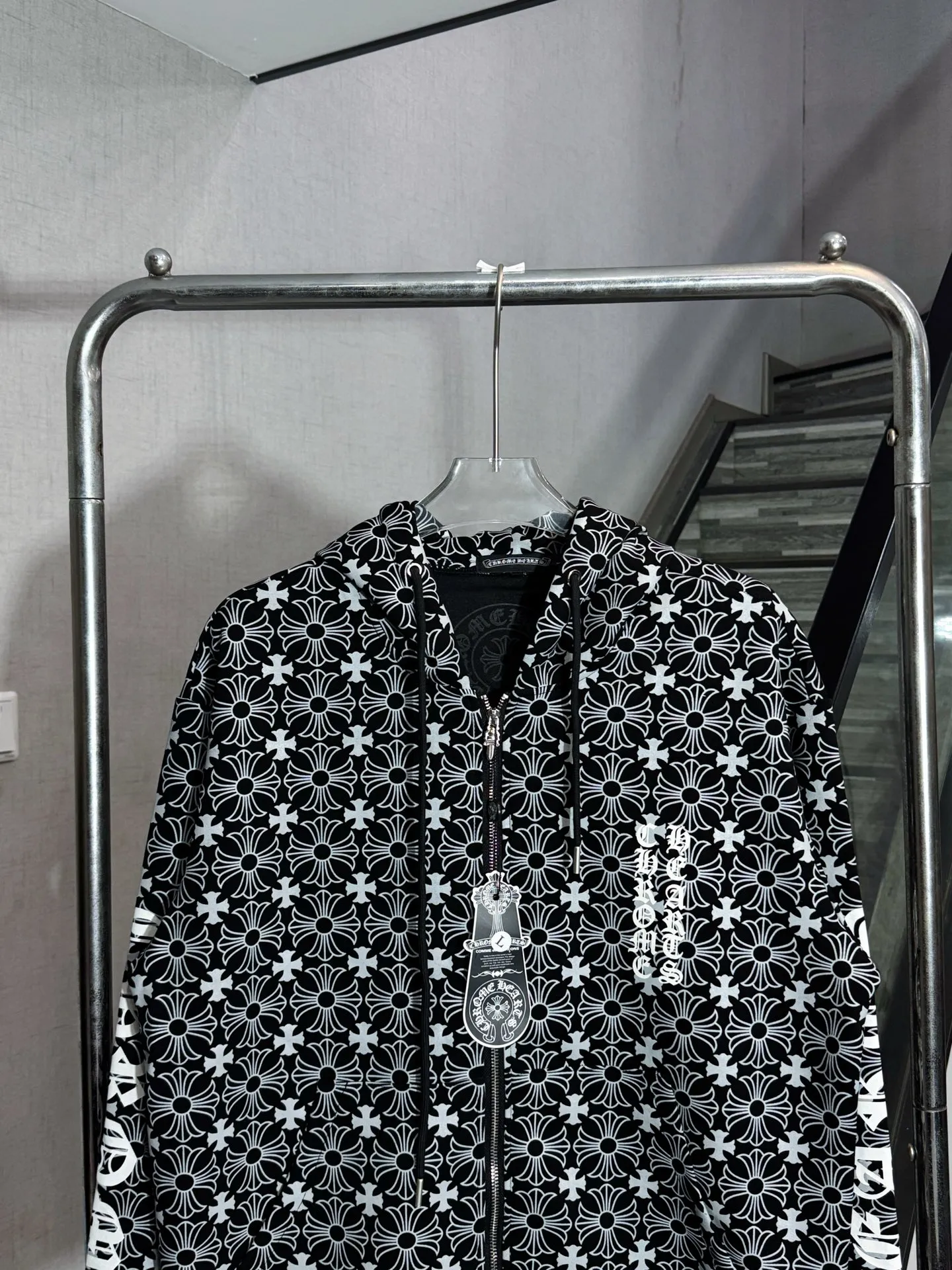 P320 model number: HE362 Chromehearts - Chromehearts all-over printed cross-flower hooded jacket. The fabric is made of high-gram heavyweight terry cotton fabric. The upper body is warm and comfortable, and the hand feels delicate. The surface of the clothes is made of all-over offset printing technology, which highlights the characteristics of the overall clothing. The Sanskrit letters on the arms and the horseshoe print on the back are very conspicuous, which enhances the overall sense of high-end. The custom-made Chromehearts pattern hardware zipper is made by a large factory. You can buy it with confidence.  Color: Picture color Size: S M L XL